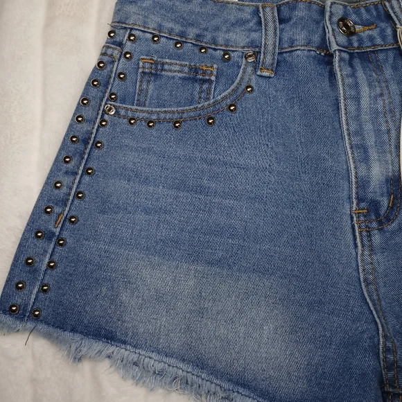 Cali 1850 High-Rise Studded Denim Shorts – Size 3/26 NWT - Picture 2 of 12